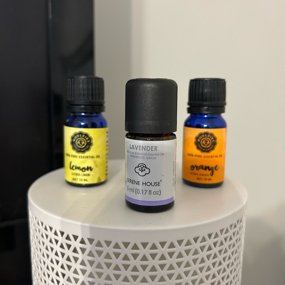 White Essential Oil Diffuser-Multi colored features with 3 essential oils - Picture 2 of 5